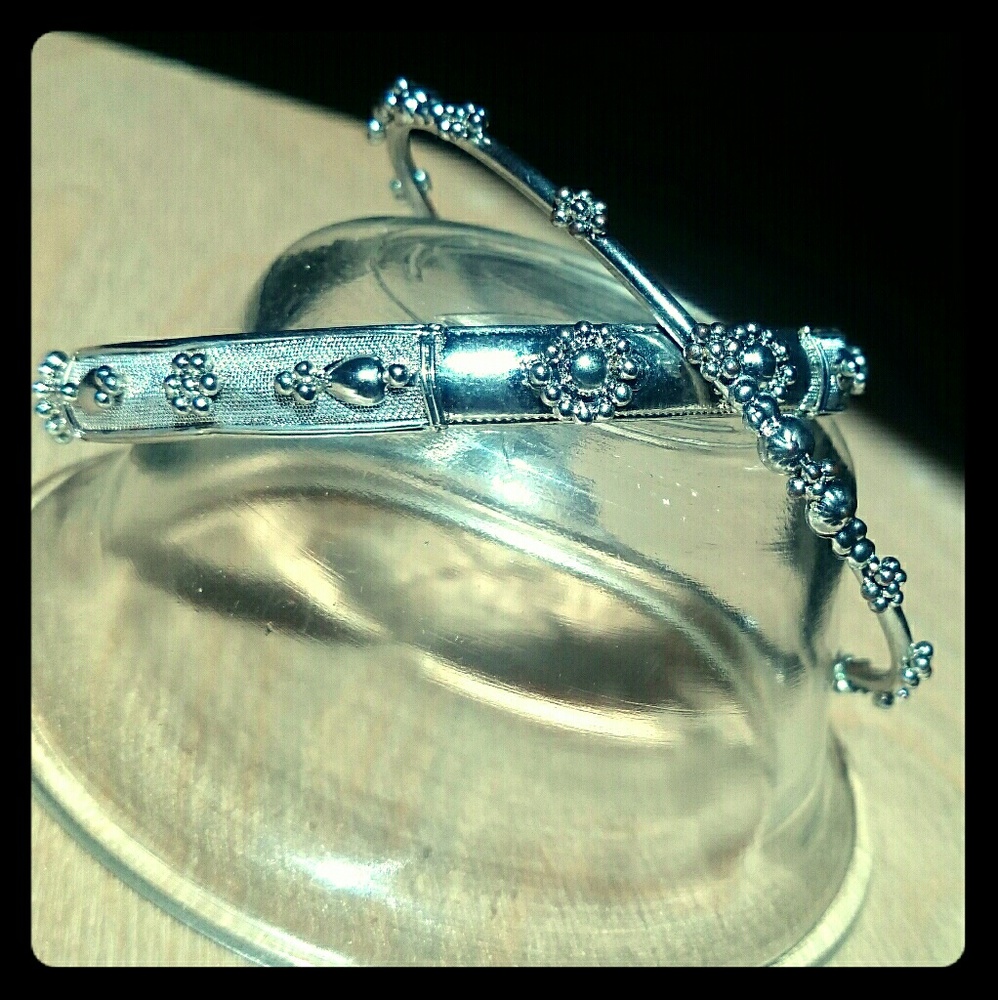 Matching Metal Flower Bangles🌸